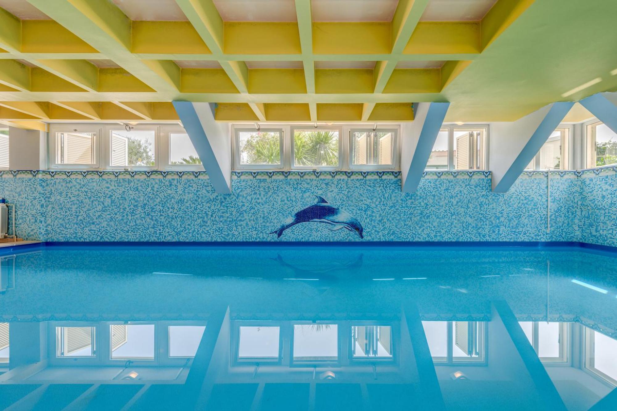 Blue Dolphin Apartment - Private Indoor Pool, Jacuzzi, Garden สปลิท ภายนอก รูปภาพ