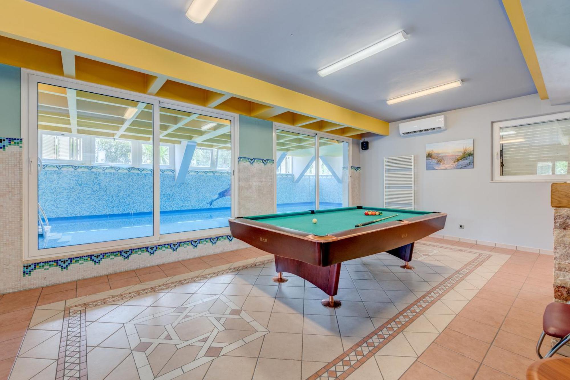 Blue Dolphin Apartment - Private Indoor Pool, Jacuzzi, Garden สปลิท ภายนอก รูปภาพ