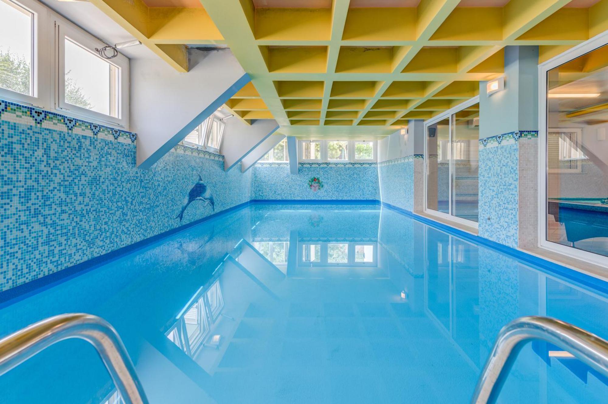 Blue Dolphin Apartment - Private Indoor Pool, Jacuzzi, Garden สปลิท ภายนอก รูปภาพ