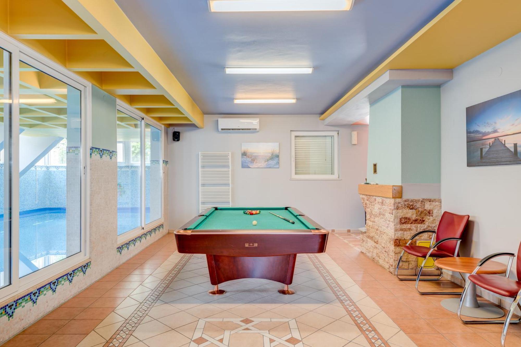 Blue Dolphin Apartment - Private Indoor Pool, Jacuzzi, Garden สปลิท ภายนอก รูปภาพ