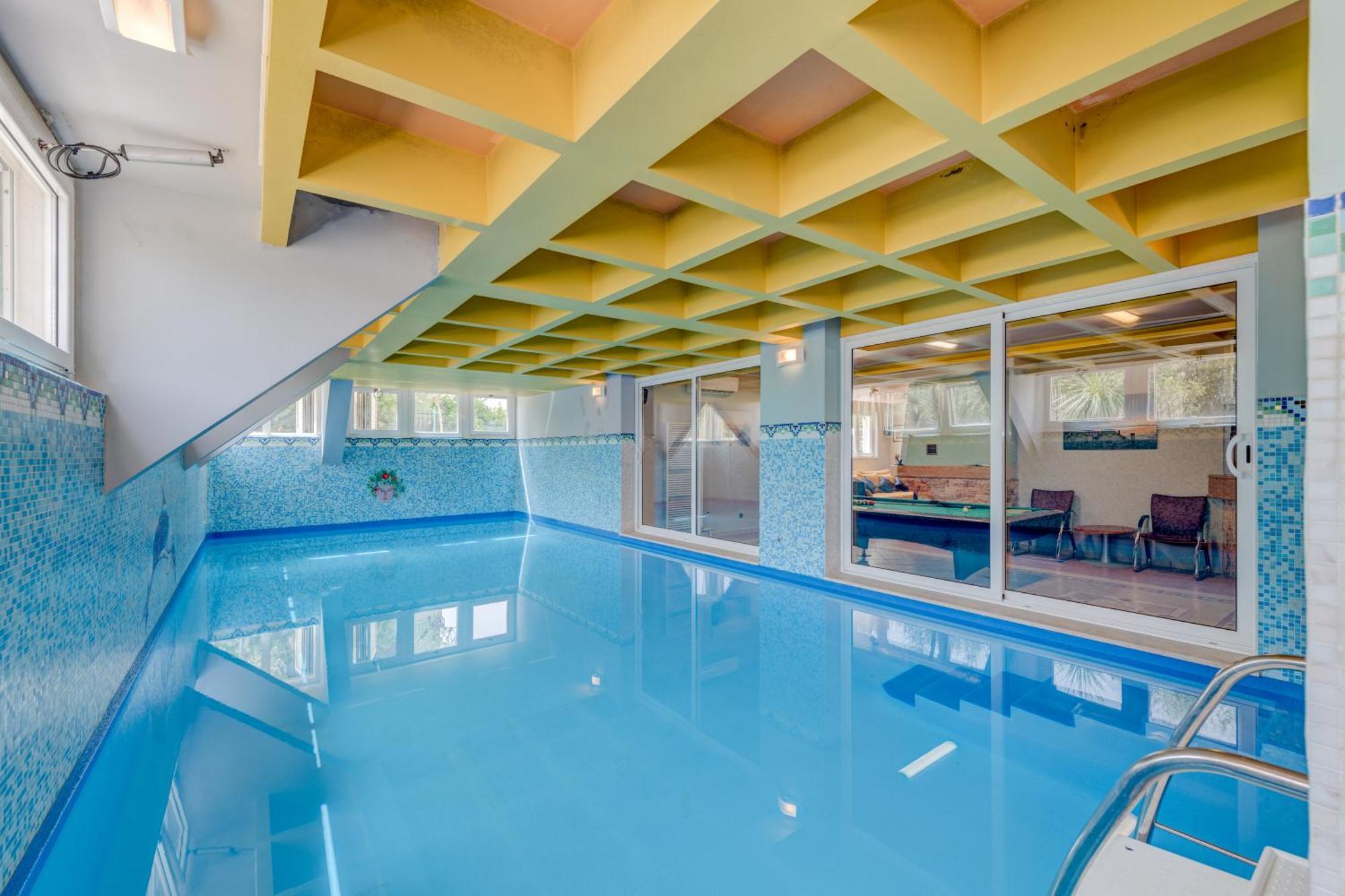 Blue Dolphin Apartment - Private Indoor Pool, Jacuzzi, Garden สปลิท ภายนอก รูปภาพ