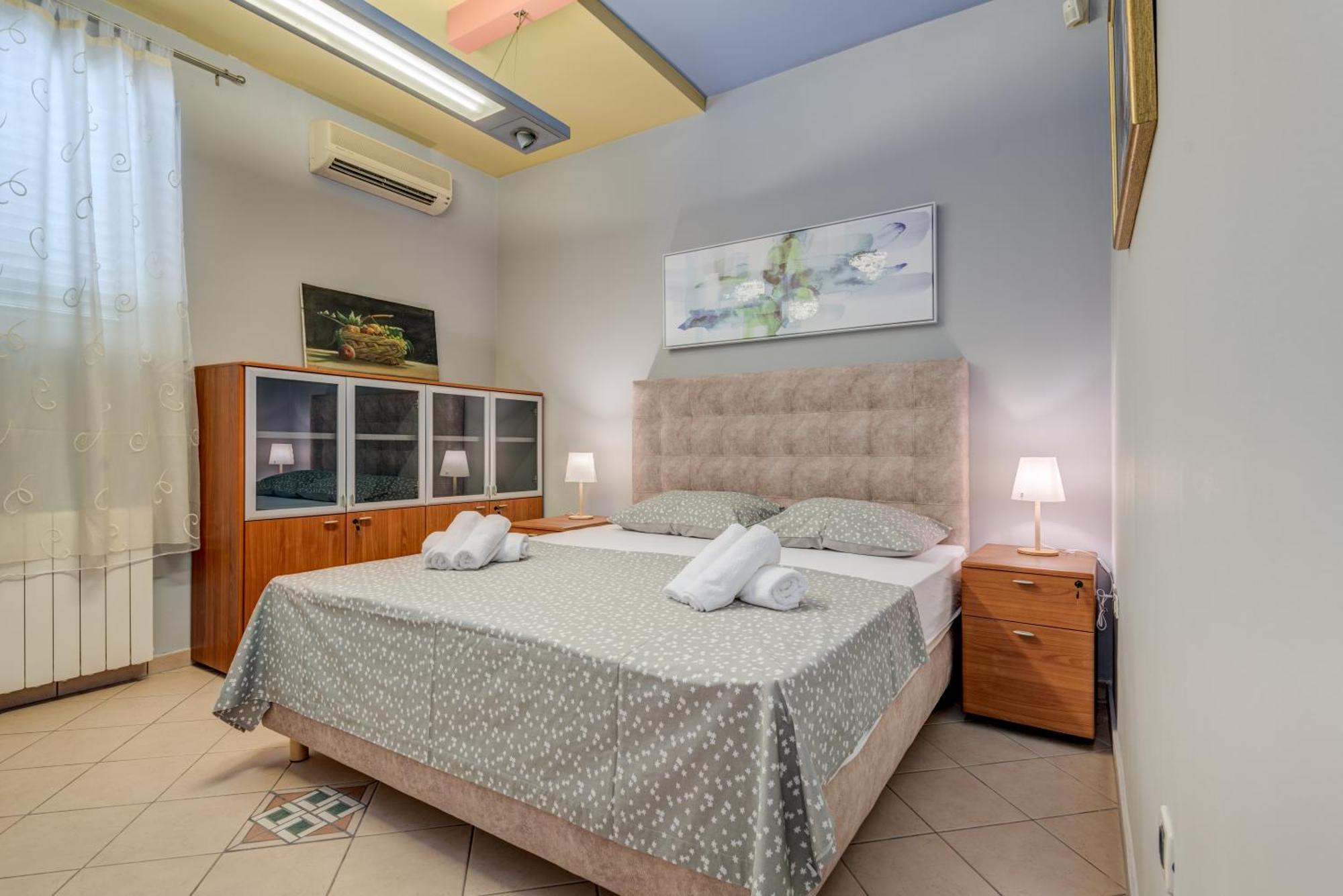 Blue Dolphin Apartment - Private Indoor Pool, Jacuzzi, Garden สปลิท ภายนอก รูปภาพ