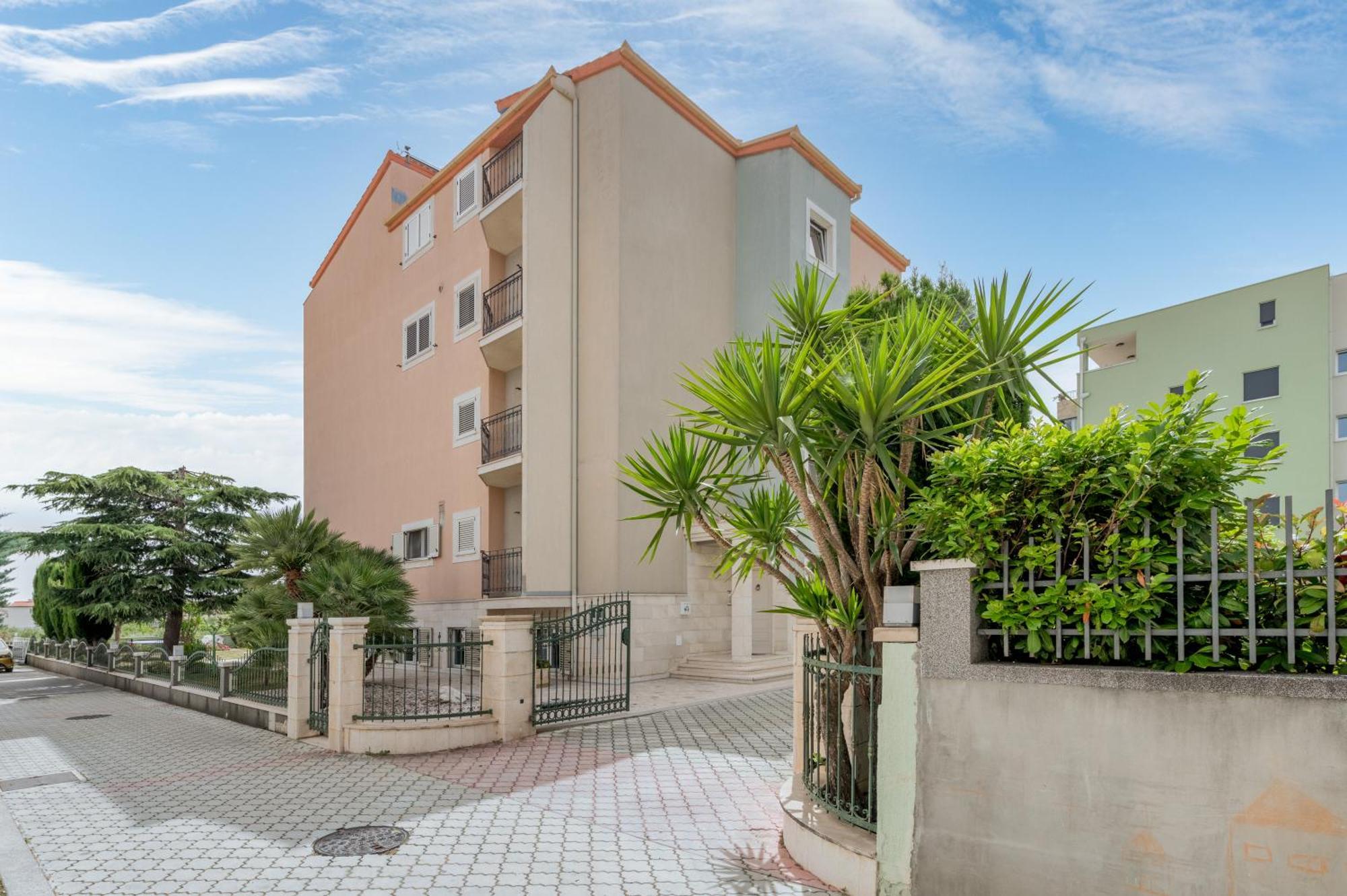 Blue Dolphin Apartment - Private Indoor Pool, Jacuzzi, Garden สปลิท ภายนอก รูปภาพ