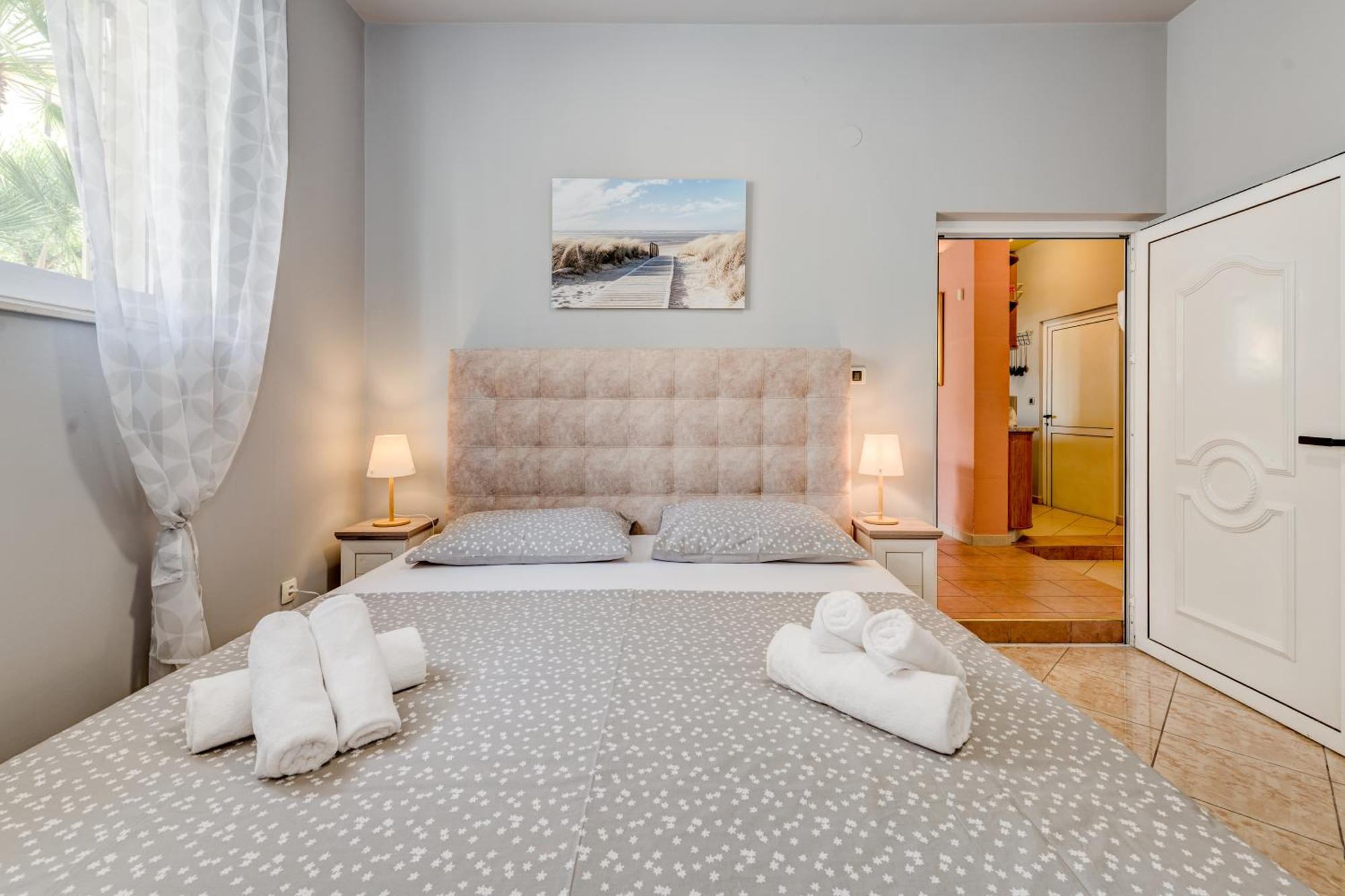 Blue Dolphin Apartment - Private Indoor Pool, Jacuzzi, Garden สปลิท ภายนอก รูปภาพ