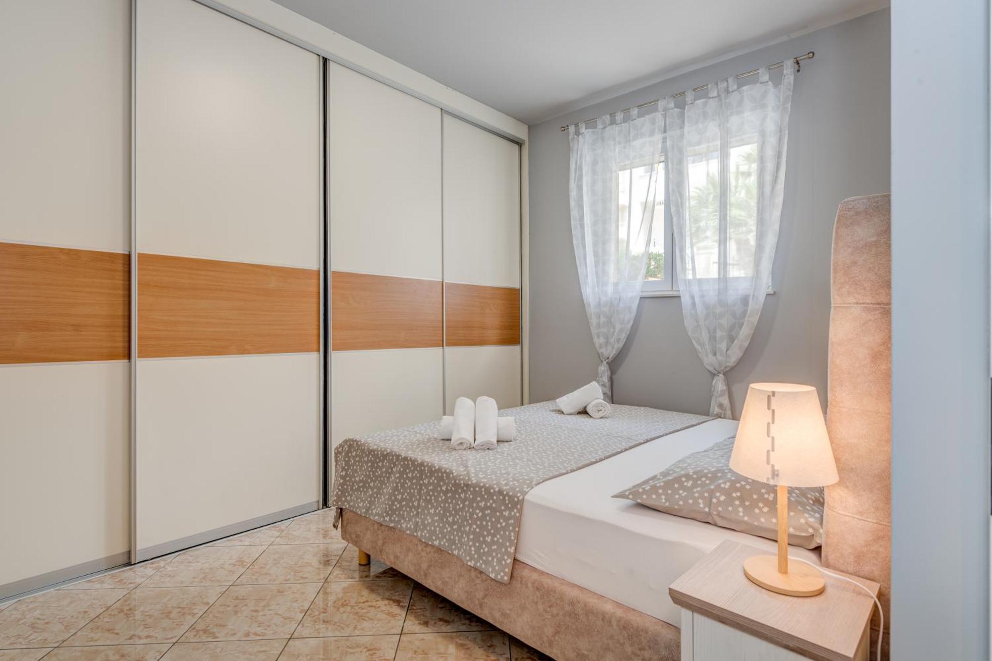 Blue Dolphin Apartment - Private Indoor Pool, Jacuzzi, Garden สปลิท ภายนอก รูปภาพ