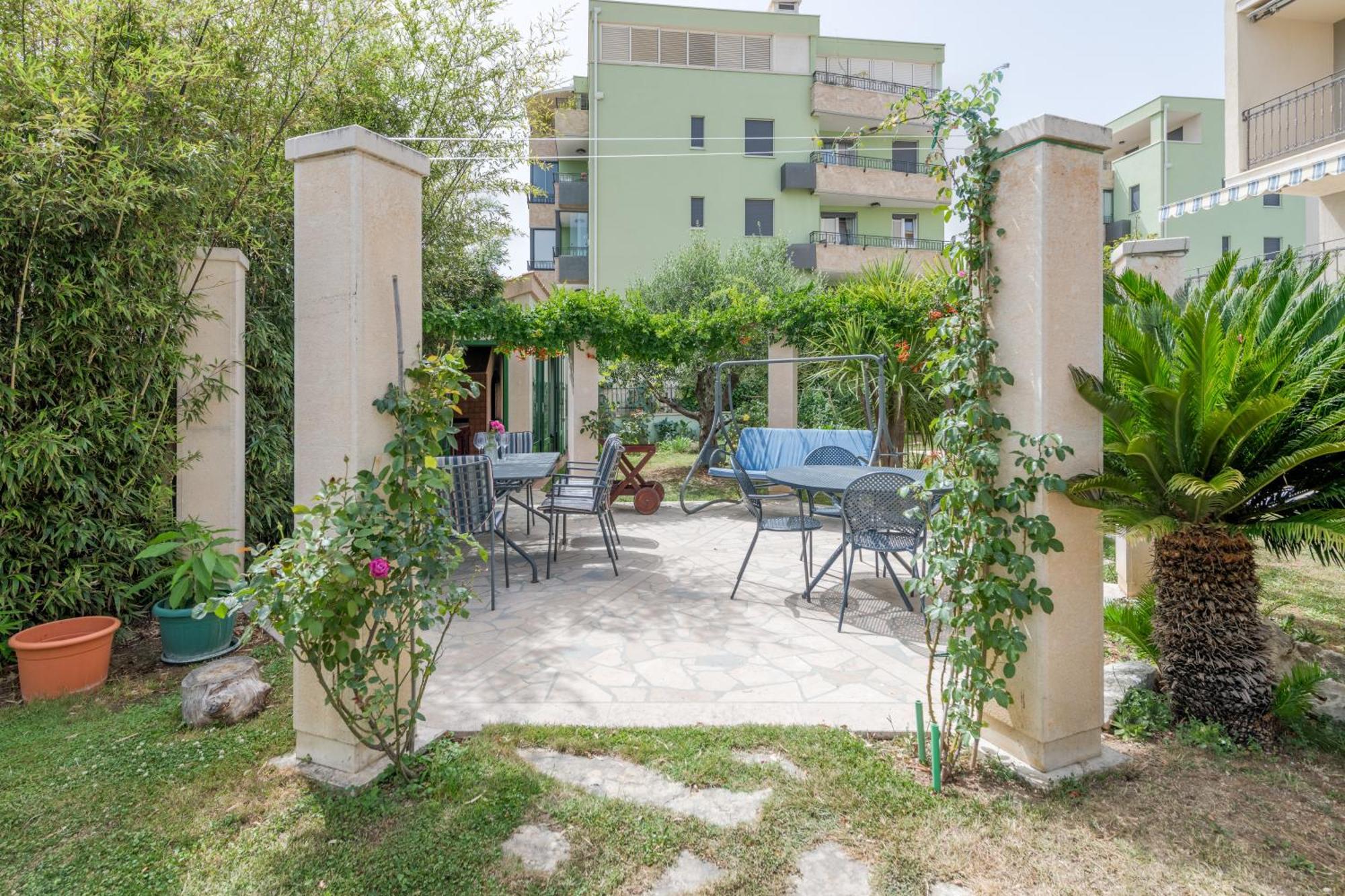 Blue Dolphin Apartment - Private Indoor Pool, Jacuzzi, Garden สปลิท ภายนอก รูปภาพ