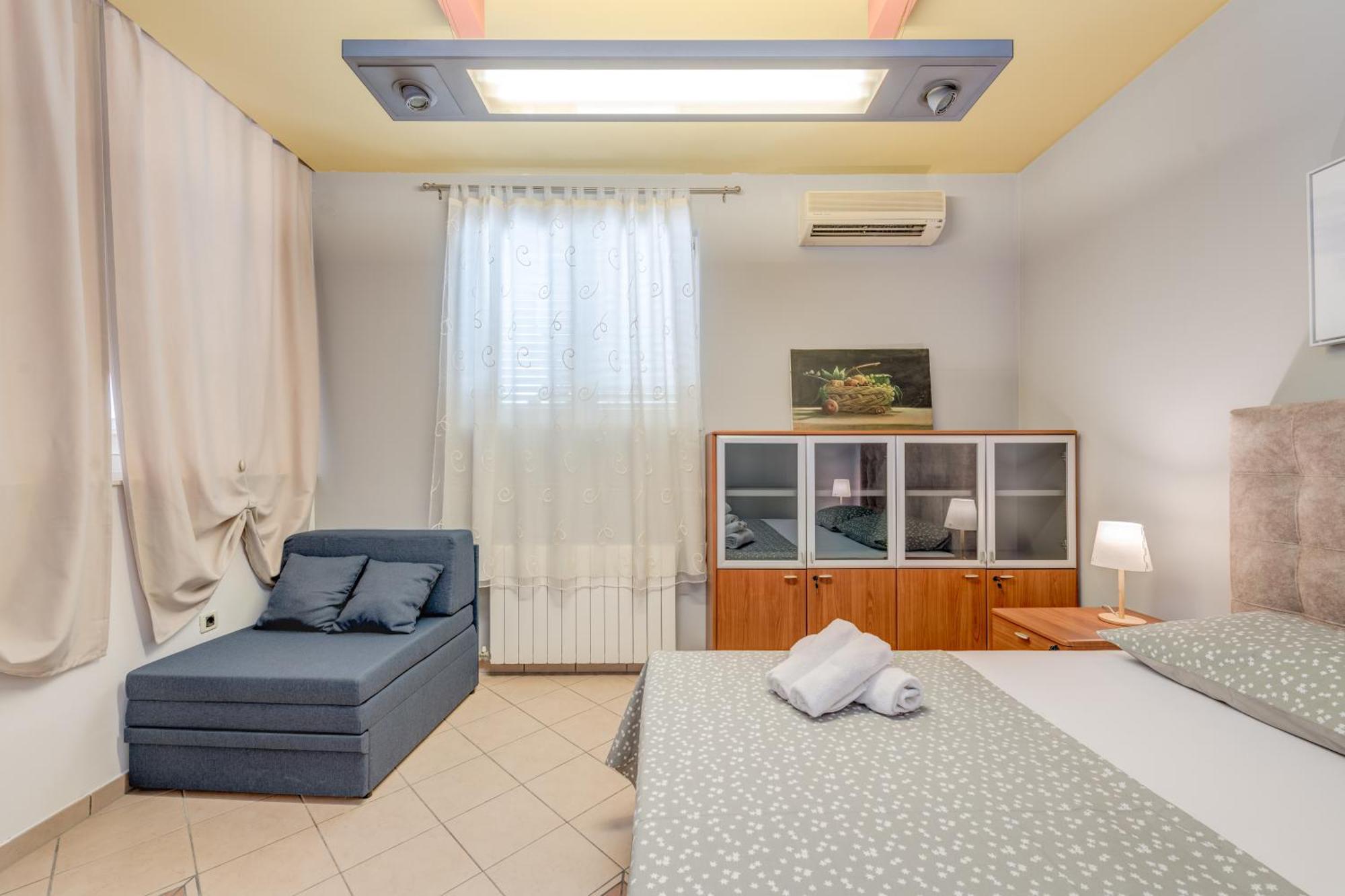 Blue Dolphin Apartment - Private Indoor Pool, Jacuzzi, Garden สปลิท ภายนอก รูปภาพ