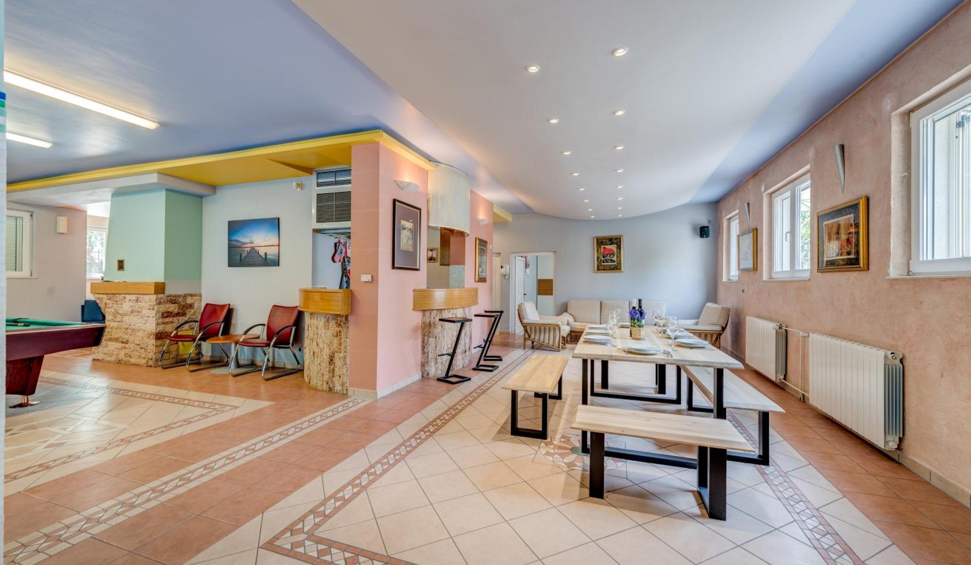 Blue Dolphin Apartment - Private Indoor Pool, Jacuzzi, Garden สปลิท ภายนอก รูปภาพ