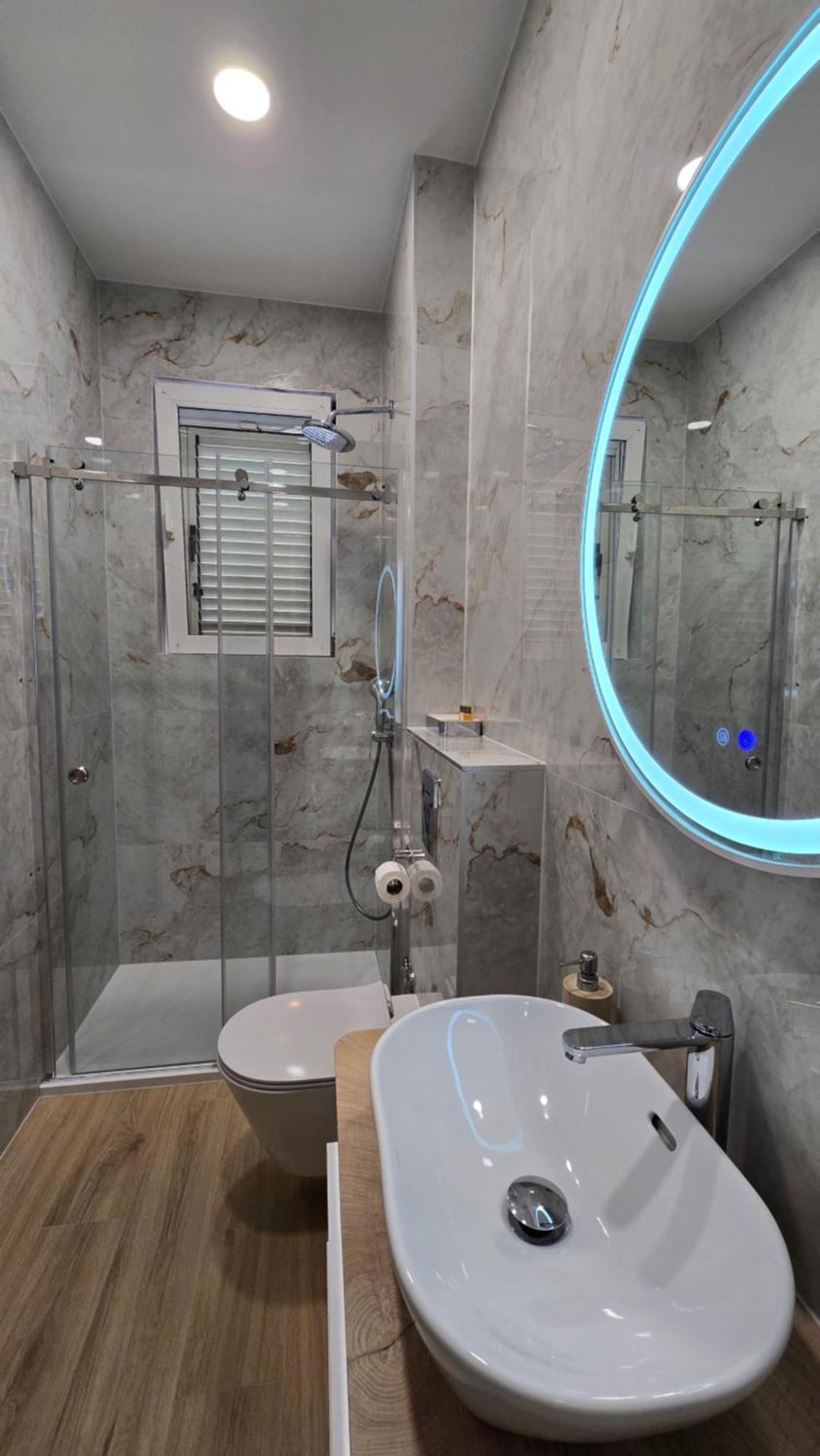 Blue Dolphin Apartment - Private Indoor Pool, Jacuzzi, Garden สปลิท ภายนอก รูปภาพ